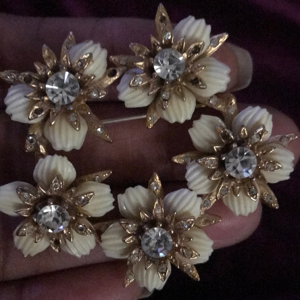 Vintage Gold, Cream & Rhinestone Floral Brooch.